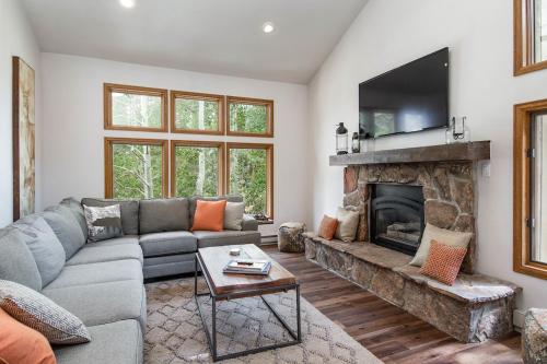 Μια τηλεόραση ή/και κέντρο ψυχαγωγίας στο Summit Haven Home: Hot Tub, Stylish New Remodel