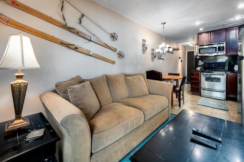 布雷肯里奇Tannhauser II Condo: Downtown Breck的客厅里有一张沙发和一张桌子。