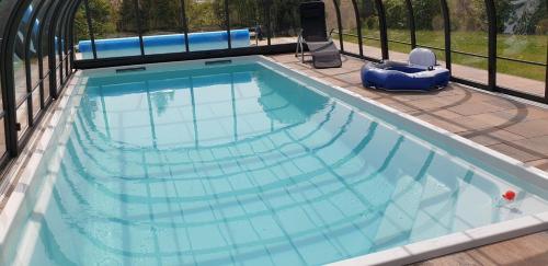 ein großes Schwimmbecken mit blauem Wasser in der Unterkunft Ferienhaus Buchengrund mit eigenem beheizten Pool und Gegenstromanlage in Sangerhausen