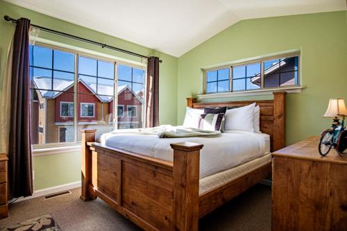 une chambre avec un grand lit et une fenêtre dans l'établissement 2BD Sweetwater Condo - Community Park, Pool + Hot Tub, à Hailey