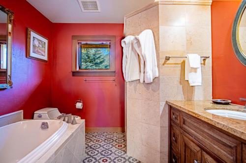 Ένα μπάνιο στο Creekside on Quigley - 3BD Private Home on trails + Hot Tub