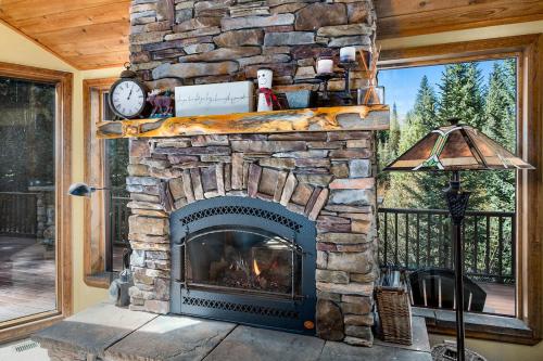 Fotografie z fotogalerie ubytování Heartstone Hideaway Home: Hot Tub, Dog Friendly v destinaci Overlook Athletic Club Heliport