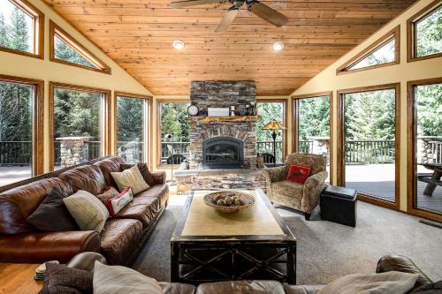 Posezení v ubytování Heartstone Hideaway Home: Hot Tub, Dog Friendly