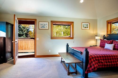 Ένα ή περισσότερα κρεβάτια σε δωμάτιο στο Creekside on Quigley - 3BD Private Home on trails + Hot Tub