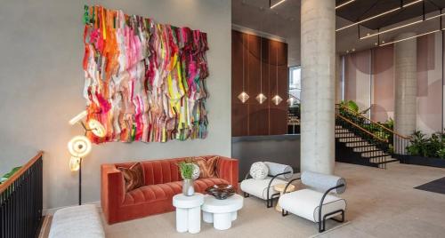 a lobby with a red couch and a painting on the wall at Luxury 2Bedroom 2Bath Coal Yard - Gym - Ac - Lift - 24h in London