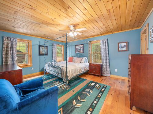 ein Schlafzimmer mit einem Bett und einer Holzdecke in der Unterkunft Gated neighborhood - Hot Tub & Fire Pit in Nebo