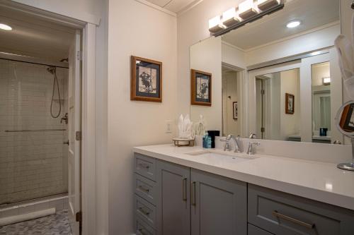 un bagno con un lavandino e un grande specchio di Atelier Alpine - Modern 2BD Condo w/Baldy Views a Sun Valley