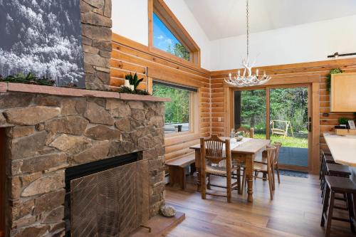 Foto sihtkohas Blue River asuva majutusasutuse Cabin On The Blue Home: On River, Hot Tub, Views galeriist