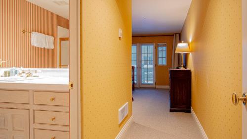 une salle de bain avec un lavabo et un miroir dans l'établissement Trail Creek Treasure - Luxury 3BD nr SV Ski Lifts, à Ketchum