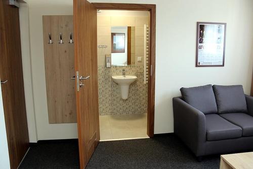 uma casa de banho com um WC, um lavatório e uma cadeira em Ośrodek Architektury i Humanistyki em Sandomierz