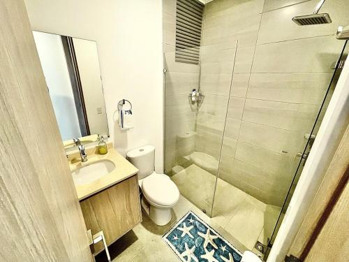 ein Badezimmer mit Toilette, Waschbecken und Dusche in der Unterkunft Apartamento de lujo en Santa Marta con Vista al Mar in Santa Marta