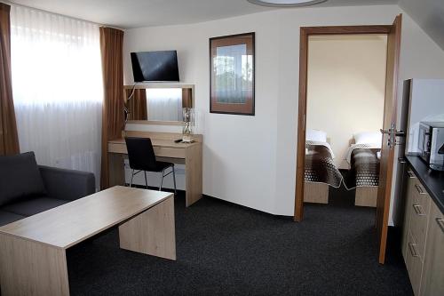 um quarto de hotel com uma secretária e uma cama em Ośrodek Architektury i Humanistyki em Sandomierz