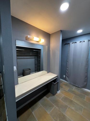 Ένα μπάνιο στο 311-5 McFadden Dr