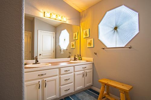 une salle de bain avec deux lavabos et un grand miroir dans l'établissement In the Heart of Hailey; PRIVATE PET-FRIENDLY 3 bedroom home with garage, à Hailey