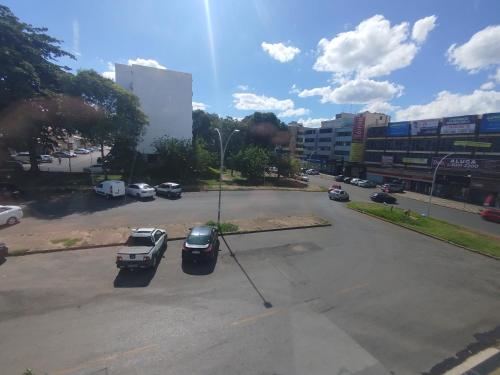 a parking lot with cars parked in a parking lot at O Ogro in Brasilia