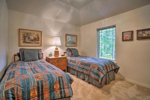 une chambre avec deux lits et une fenêtre dans l'établissement Grand Hailey Home by Big Wood River and Sun Valley! is located in Hailey, à Hailey