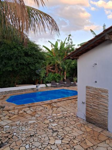 ein Swimmingpool im Hinterhof eines Hauses in der Unterkunft Casa de campo in Mogi-Guaçu