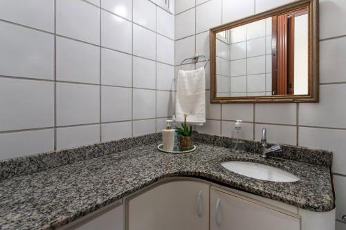 Et badeværelse på Apto Pet Friendly com Garagem na Enseada Azul