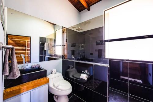 une salle de bain avec toilettes, lavabo et douche dans l'établissement Oceanview And Private Pool 8 Mins To Downtown, à Hernández