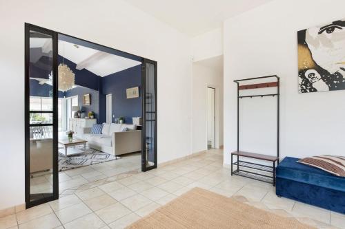 a living room with a mirror and a couch at La Tour Maréchal - Gîte d'exception avec piscine in LʼHerbergement