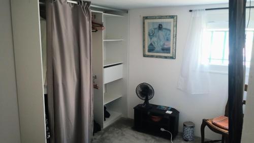 una stanza con una tenda e una stanza con una finestra di Chambre hôtes à louer Port-Fréjus a Fréjus