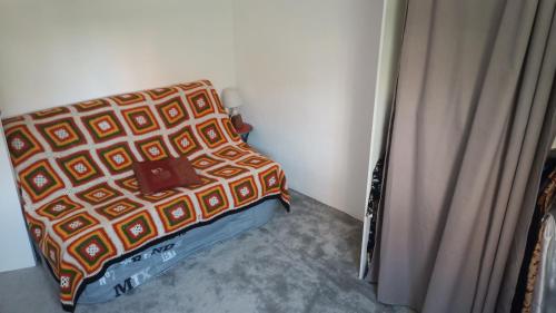 Ένα ή περισσότερα κρεβάτια σε δωμάτιο στο Chambre à louer Port-Fréjus