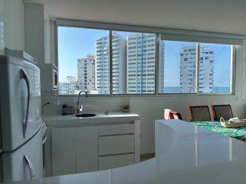 Η κουζίνα ή μικρή κουζίνα στο Sky's room Salinas San Lorenzo The Panoramic