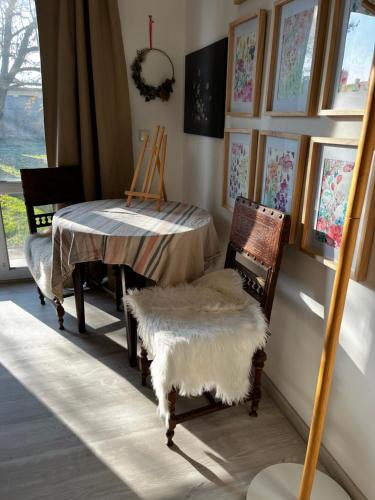 Posezení v ubytování Art gallery near Pardubice