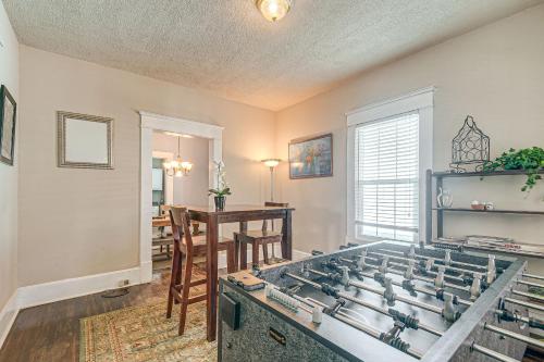 Kuchyň nebo kuchyňský kout v ubytování Family Retreat with Yard Less Than 1 Mi to Dtwn Durham!