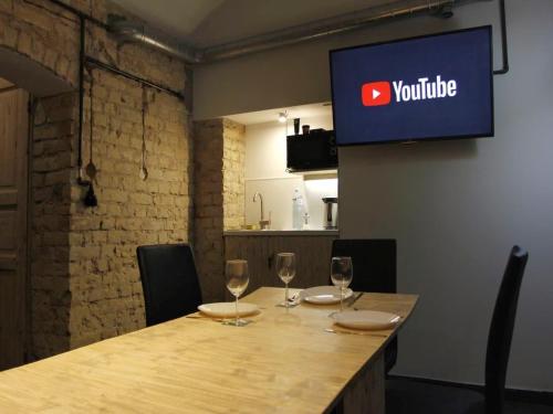 Μια τηλεόραση ή/και κέντρο ψυχαγωγίας στο Jacuzzi Loft in the Center of Riga