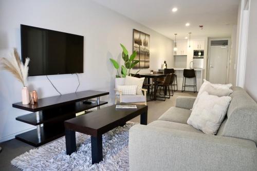 Μια τηλεόραση ή/και κέντρο ψυχαγωγίας στο The Hideaway - Gym, Sauna, Spa - Beach Access - Secure Parking