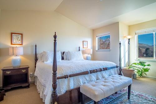 une chambre avec un lit, une chaise et des fenêtres dans l'établissement 2BD Sweetwater Condo - Community Park, Pool + Hot Tub, à Hailey