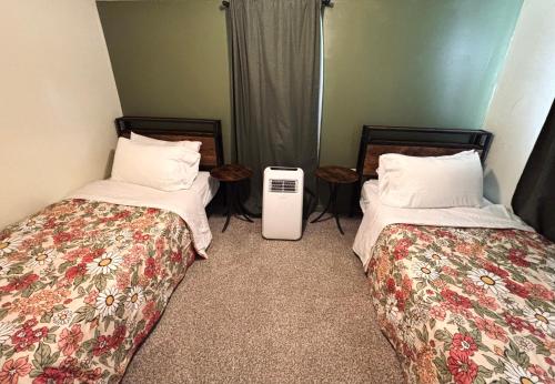 Cette chambre dispose de deux lits et de la climatisation. dans l'établissement Creekside Cottage, Private, Peaceful, Cozy Escape, à Maryville