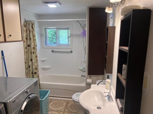 une salle de bain avec toilettes, lavabo et douche dans l'établissement Maison de vacances, à Rivière-Rouge