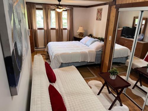 un salon avec deux lits et un canapé dans l'établissement Maison de vacances, à Rivière-Rouge