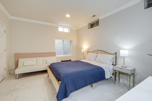 Voodi või voodid majutusasutuse Family-Friendly Home with Foosball in Silver Spring! toas