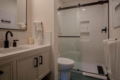 Vannituba majutusasutuses Angani Studio - Elkhorn Resort Amenities Included