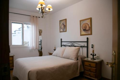 une chambre avec un lit et une fenêtre dans l'établissement Casa María en el centro Nerja, à Nerja
