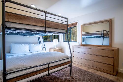 una camera con due letti a castello e uno specchio di Creekside 1294 - Nr Ski + Sun Valley Rec Passes a Sun Valley