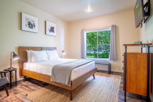 Postel nebo postele na pokoji v ubytování Della View 2BR condo - In the heart of Historic downtown Hailey!