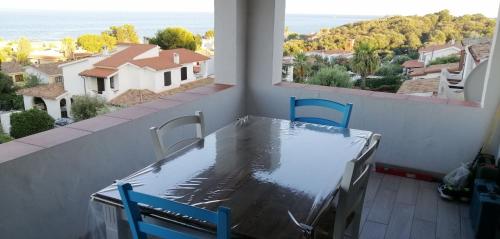 ein Tisch und Stühle auf einem Balkon mit Aussicht in der Unterkunft Ferienwohnung für 4 Personen ca 56 m in Perd'e Sali, Sardinien Golf von Cagliari in Porto Columbu - Perdʼe Sali