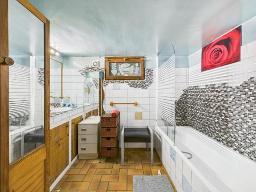 a bathroom with a tub and a sink and a bath tub at Maison Événementielle à Paris avec jardin terrasse et métro in Montreuil