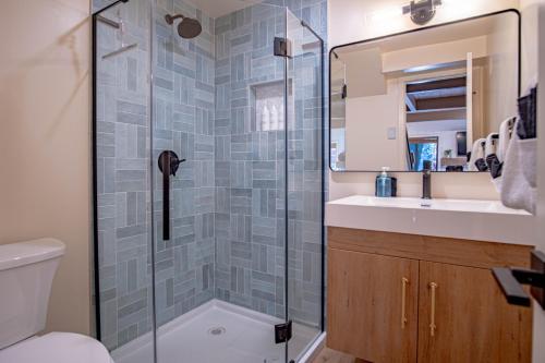 un bagno con doccia e lavandino di Creekside 1294 - Nr Ski + Sun Valley Rec Passes a Sun Valley
