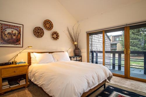 una camera da letto con un letto e una grande finestra di C21 Bigwood - Stunning Baldy Views a Sun Valley