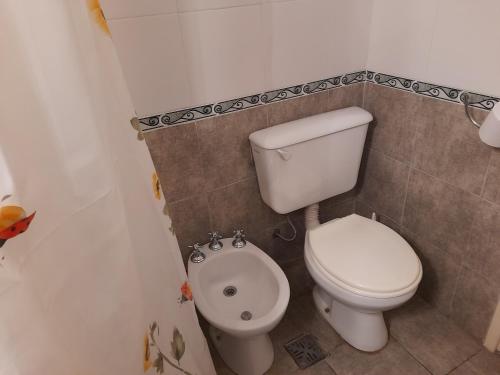 une petite salle de bain avec toilettes et lavabo dans l'établissement Tu Alojamiento en Mar del Plata, à Mar del Plata