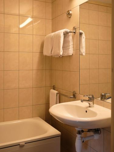 ein Badezimmer mit Waschbecken, Toilette und Badewanne in der Unterkunft Balestrand Hotel in Balestrand