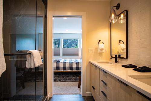 Postel nebo postele na pokoji v ubytování Mountain View Villa - Lux 3BD w/Roof Terrace - Downtown Hailey