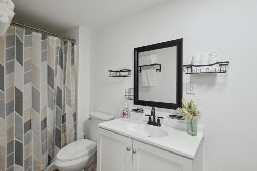 Ένα μπάνιο στο Airport Hanger Suite II