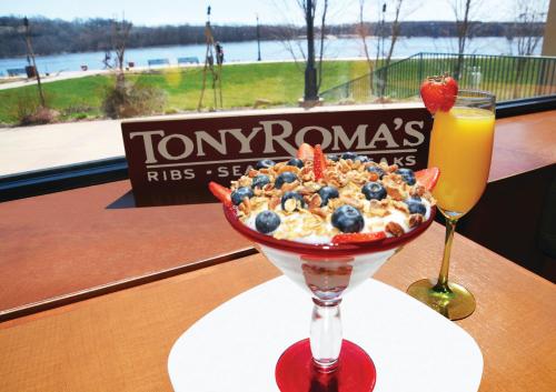 Eine Schüssel mit Essen und ein Getränk auf einem Tisch in der Unterkunft Grand Harbor Resort and Waterpark in Dubuque