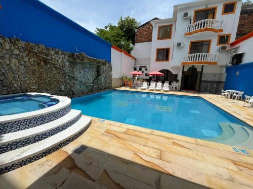 una piscina frente a un edificio en Hotel Leidy Resort, en Melgar